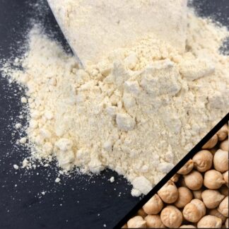 Farine de pois chiche bio et sans gluten sur une table avec des pois chiches entiers à côté