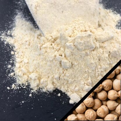 Farine de pois chiche bio et sans gluten sur une table avec des pois chiches entiers à côté