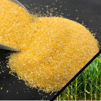 Semoule de maïs jaune bio et sans gluten sur une table avec des plants de maïs en arrière-plan