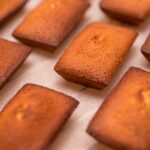 Financiers sans gluten dorés et appétissants
