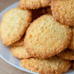 Biscuits au sésame et au miel sans gluten sur une assiette.