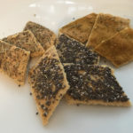Crackers sans gluten avec graines de chia et herbes
