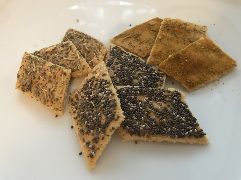 Crackers sans gluten avec graines de chia et herbes