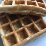 Gaufres amande-coco sans gluten dorées et moelleuses sur une assiette blanche