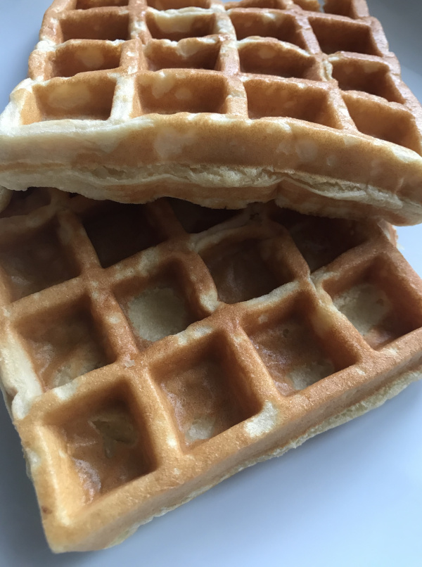 Gaufres amande-coco sans gluten dorées et moelleuses sur une assiette blanche