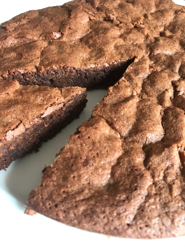Moelleux au chocolat sans gluten découpé en parts, montrant une texture riche et fondante.