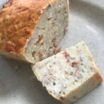 Cake salé à la tomate confite et au thon