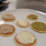 Blinis sans gluten tartinés de diverses garnitures