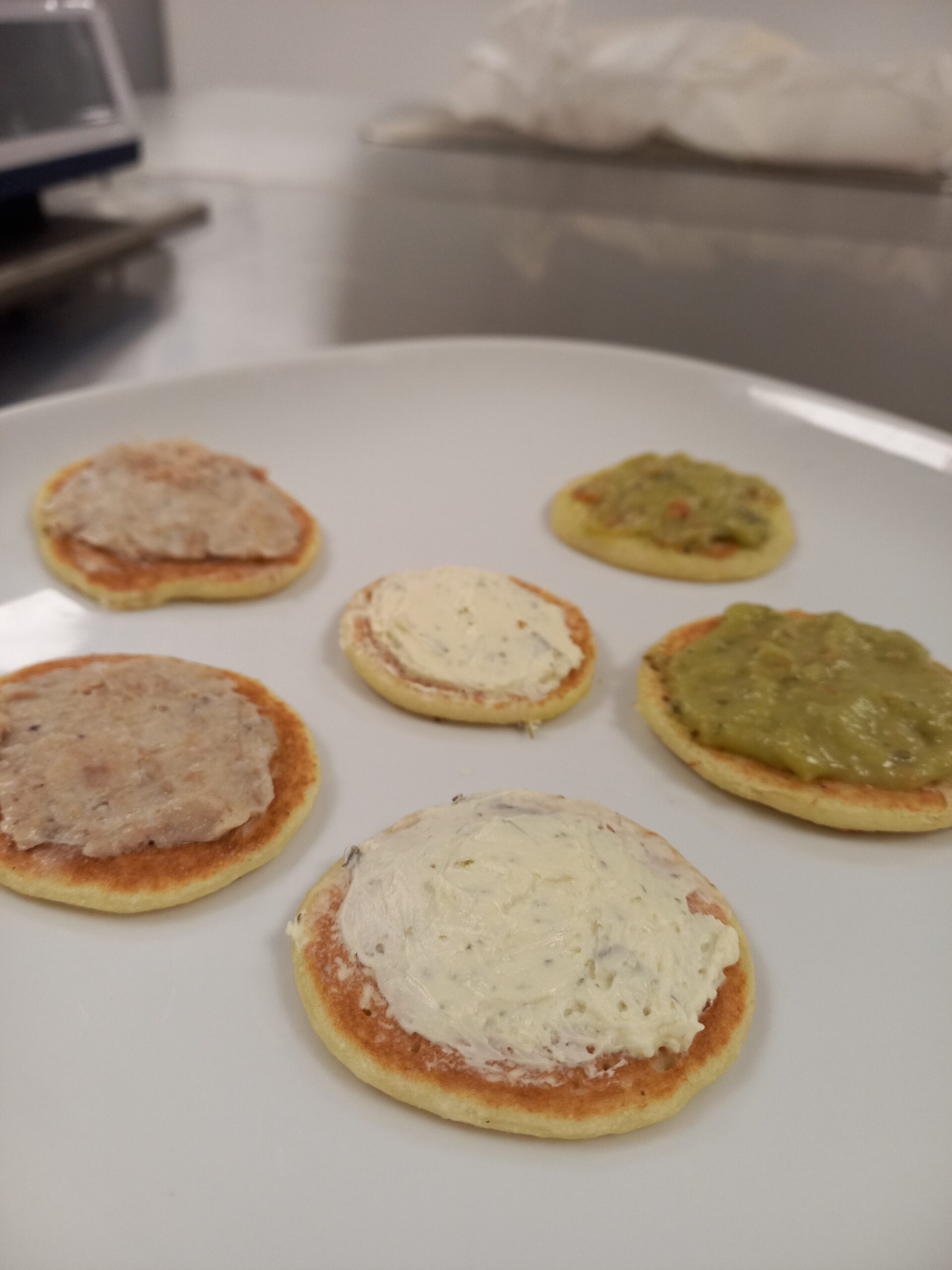 Blinis sans gluten tartinés de diverses garnitures
