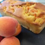 Gâteau à l'abricot sans gluten fait maison avec des abricots frais.