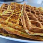 Gaufres à la courgette sans gluten sur une assiette blanche