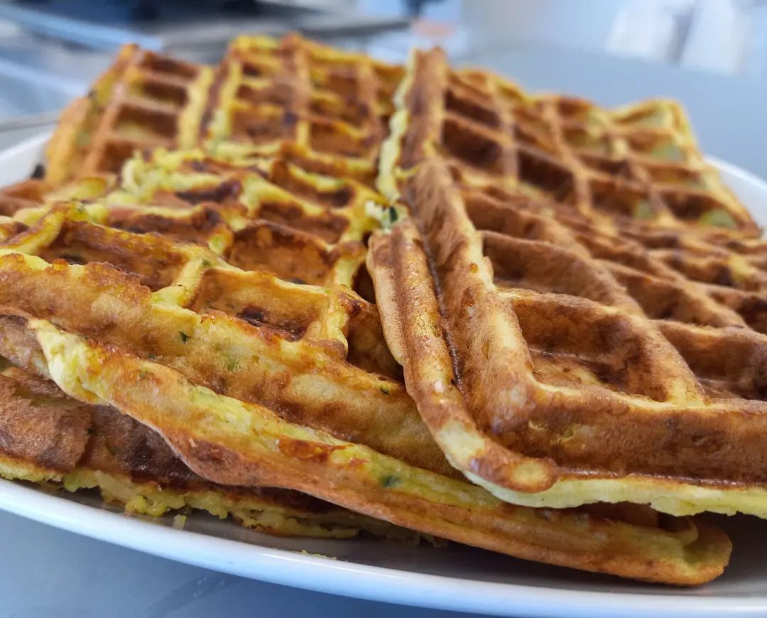 Gaufres à la courgette sans gluten sur une assiette blanche