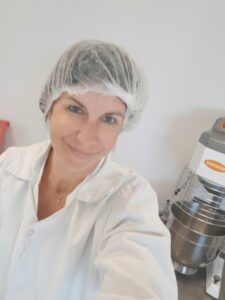 Marie Perucha, fondatrice de Gojo, dans son laboratoire de cuisine.