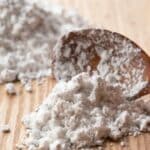 Farine sans gluten en gros plan sur une cuillère en bois - Gojo