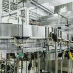 Chaîne de production industrielle dans une usine alimentaire moderne.