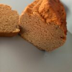 Recette de brioche aux lentilles corail sans gluten, vue de près montrant une tranche et la texture moelleuse de la brioche.