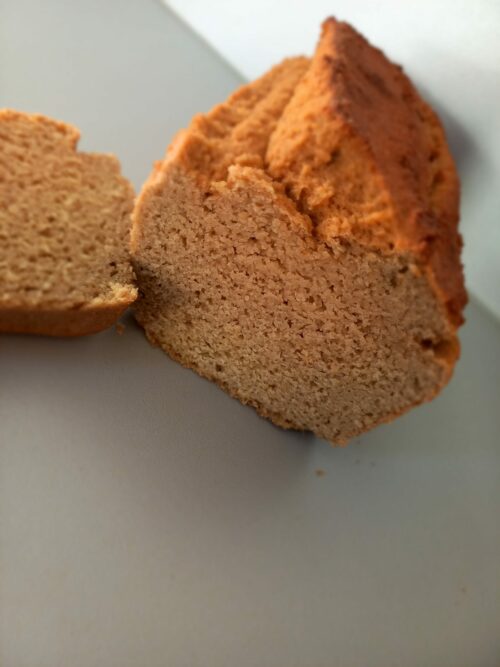 Recette de brioche aux lentilles corail sans gluten, vue de près montrant une tranche et la texture moelleuse de la brioche.