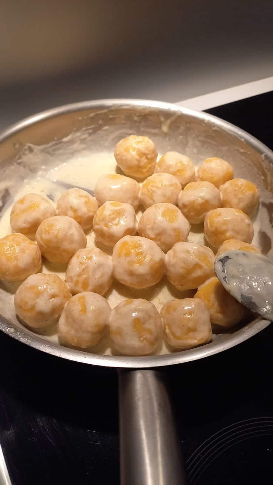 Gnocchis fourrés au fromage sans gluten en cours de cuisson dans une poêle.