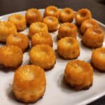 Cannelés salés sans gluten sur une assiette blanche