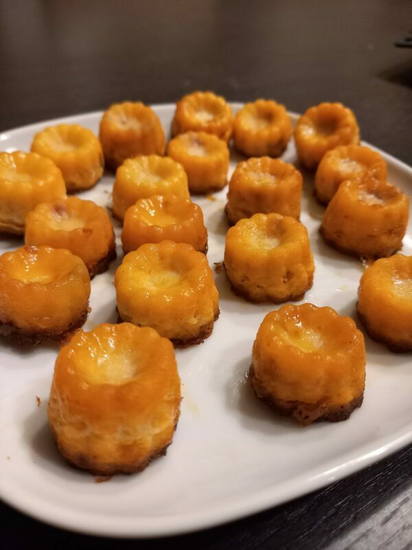 Cannelés salés sans gluten sur une assiette blanche